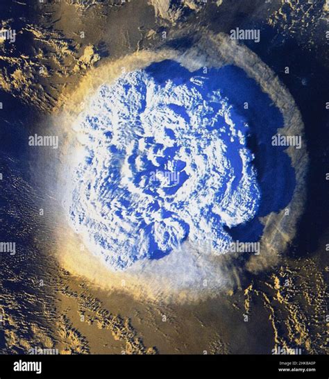 satellitenbild des vulkanausbruchs des tonga im pazifischen ozean im