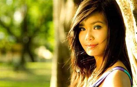 Myrtle Sarrosa Filipina Celebrity Cosplayer Cum Laude 3 Elite Readers