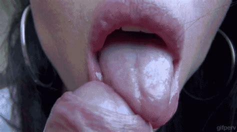 sexo oral muy caliente en porno de guarras adictas al