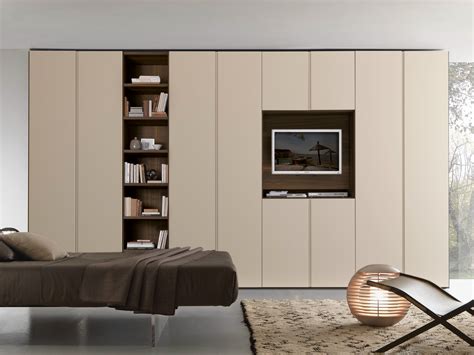 Spazio centrale per integrare uno schermo fino a 40 nell'armadio della camera da letto. Tecnopolis anta LISCIA by Presotto Industrie Mobili design Pierangelo