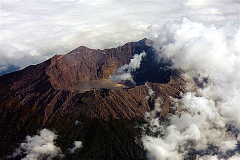 eruzione del vulcano raung  aeroporti paralizzati  indonesia