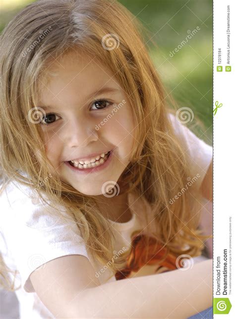 ritratto di una bambina felice fotografia stock immagine di femmina capelli 12378184