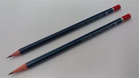 gambar pensil tajam bergaris memimpin grafit pena bolpoin