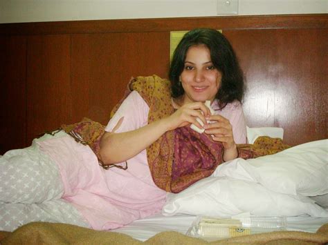 Pakistani Beautiful Desi Girls Bedroom Hot Pictures Strangers Online
