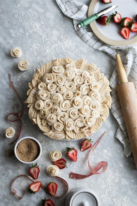 creative pie crusts  turn  dessert   delicious work  art