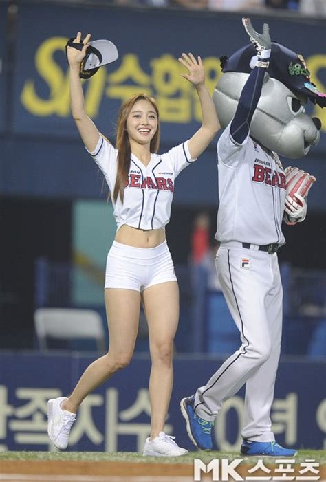 This Girl Is Being Called The 2nd Clara After Her Baseball Pitch Koreaboo