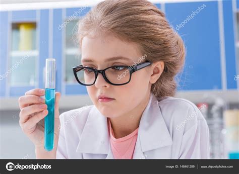 dívka v chemické laboratoři — stock fotografie
