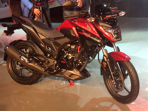 honda  blade cc motorcycle debuts  auto expo