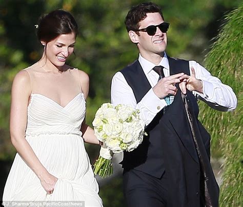 hangover star justin bartha marries lia smith in hawaii daily mail online