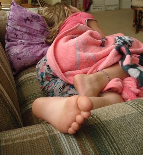 tween girls feet soles