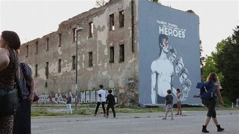 Bosnian Mural Honours Rock Star David Bowie In Sarajevo Bbc News