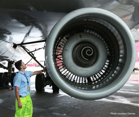 qantas ferried  engine   wing    flightradar blog