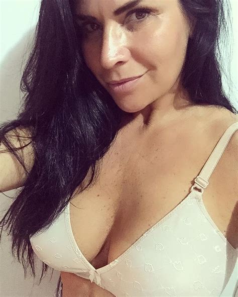Solange Gomes Faz Selfie Usando Sutiã No Estilo Vovozinha