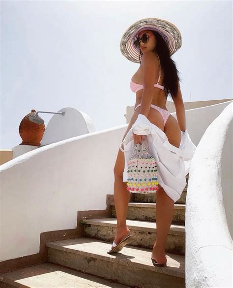 Nicole Scherzinger Chama Atenção Ao Posar De Biquíni Em Ilha Da Itália