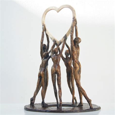 bronzen beeld gezin met een zonnig hart door diane timmer