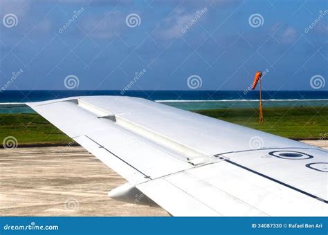 vleugel van een vliegtuig tijdens het opstijgen en het landen stock foto image  straal