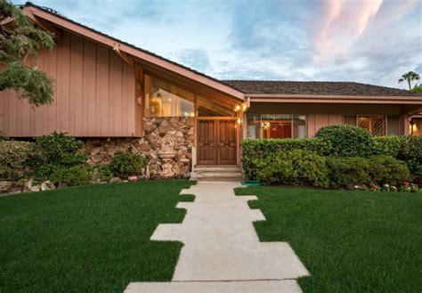 the iconic brady bunch 70 s dream of a home is up for sale