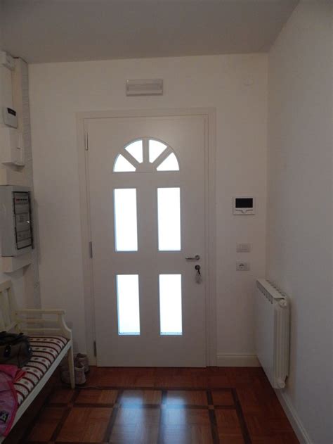 Il termine laccato identifica un pannello in fibre di legno ricoperto da uno strato di verniciatura coprente su tutta la superficie, per una . Portoncino ingresso - Modello Siena Padova - Realizzazione porte