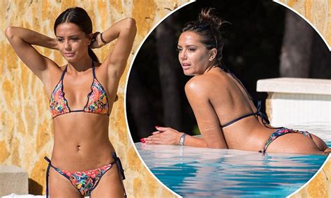 Love Island S Tyla Carr Flaunts Stomach In Bright Bikini Daily Mail