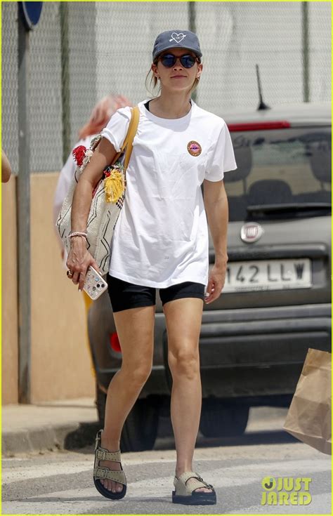 Photo Emma Watson Enjoys A Trip To Ibiza With Friends 16 Photo