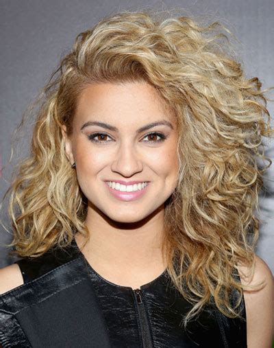 Tori Kelly’s Curly Side Part Hairstyle Party Uk