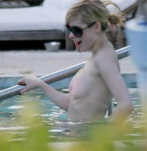avril lavigne caught naked in the pool with her friend pichunter