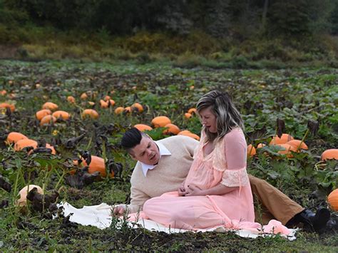 Couple Recreates “alien” Birth Scene For Maternity Photo Shoot