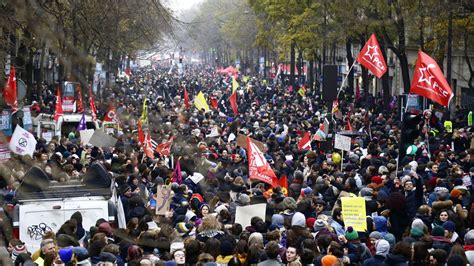 greve du  decembre combien  avait il de manifestants  paris