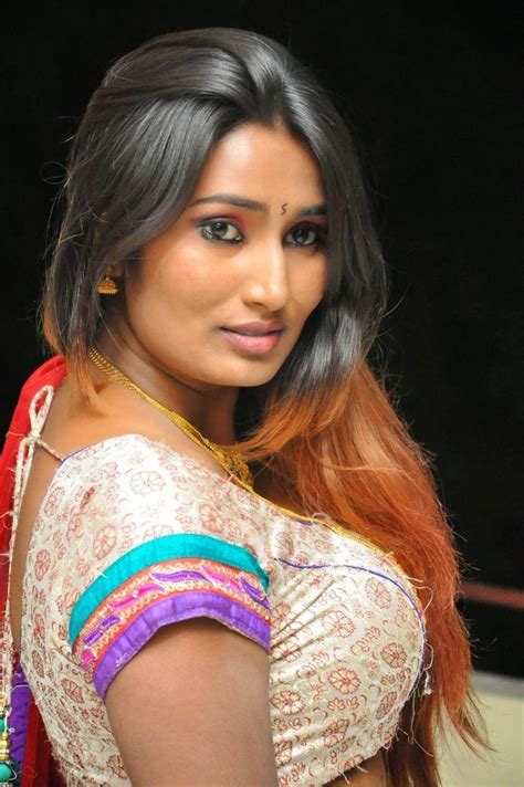 swathi naidu sizzling look in traditional attire