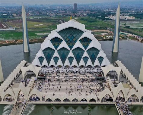 wisata religi masjid al jabbar ikon  kota bandung  provinsi