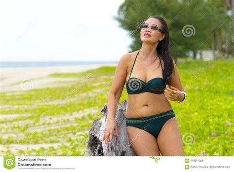 Mujer Con El Sex Symbol Del Bikini En La Playa De La