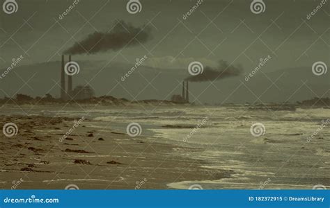 vervuiling door de opwarming van de aarde op het strand stock afbeelding image  gebouw vuil