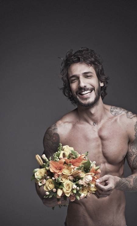 O Homem Nu Modelo Interpreta As Principais Queixas Masculinas Em