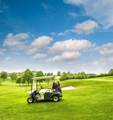 golfkar op een golfcursus groen gebied en bewolkte blauwe hemel stock foto image  nave