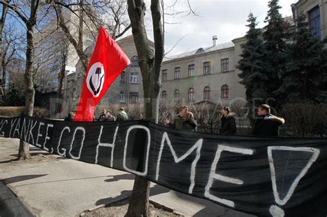 Ukrainian Protesters Encircle Us Embassy ‘yankees Go Home