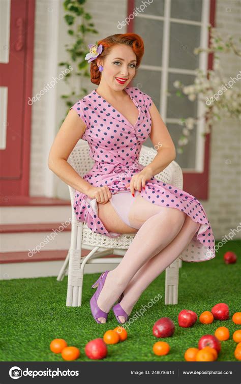Beautiful Redheaded Pin Girl Sexy Pink Polka Dot Dress Vintage — Stock
