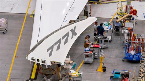 boeing shows   folding wingtips   webcast  everett puget sound business journal