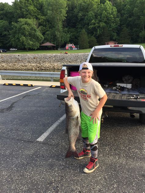 my step son caught a big un carp 40” 30lbs pics