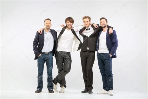 grupo de cuatro amigos hombres alegres foto de stock  konradbak