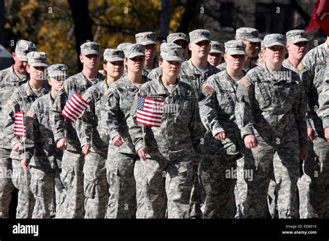 army soldiers marching   milwaukee veterans parade stock photo alamy