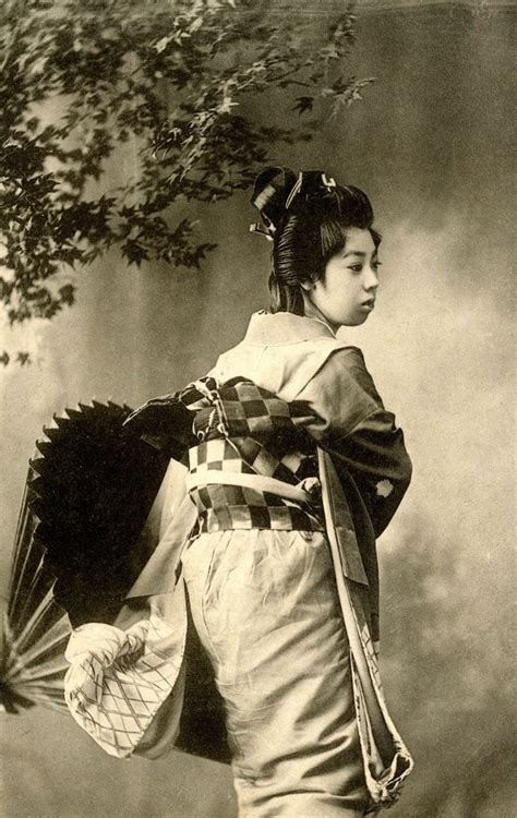 a geisha dressed in the genroku style fashionable among