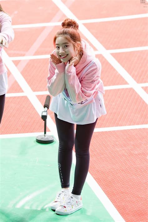 These Photos Of Twice S Dahyun Greeting Fans Show How
