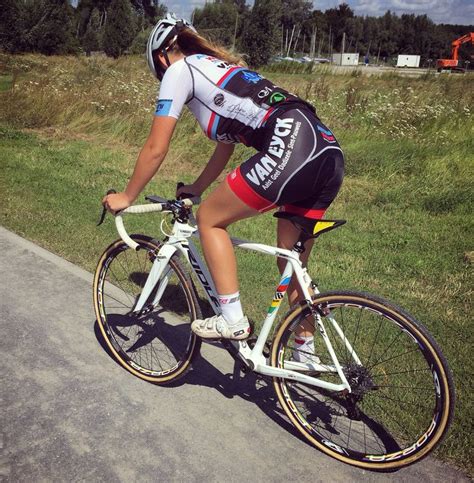 Pin By Claudia On Bicycle Puck Moonen Cycling Girls