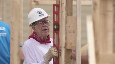 president jimmy carter giving boost  habitat  humanity