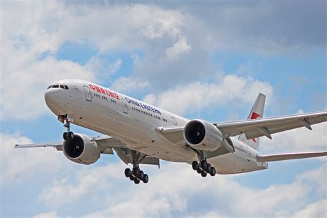 china eastern airlines boeing  er st week  service
