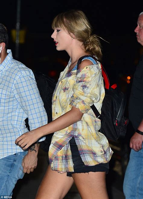 Taylor Swift Enjoys Brief Tour Break In Nyc Daily Mail