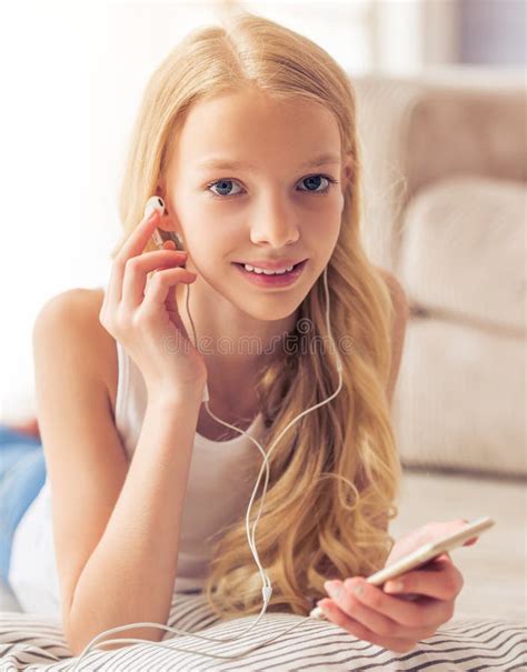 Девочка подросток с устройством Стоковое Изображение изображение