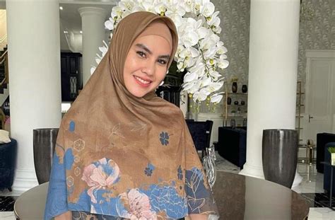 Kartika Putri Soroti Gaya Hijab Pramugari Yang Tak Rapi Sedih Lihatnya