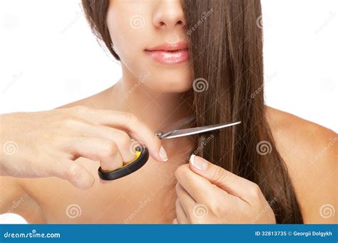 mooie jonge vrouw die haar haar snijden stock afbeelding image  schoonheidsmiddel gezond