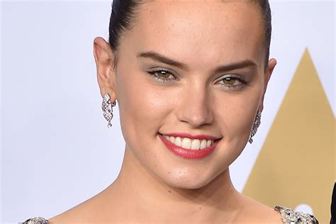 daisy ridley posts instagram about living with endometriosis pcos teen vogue